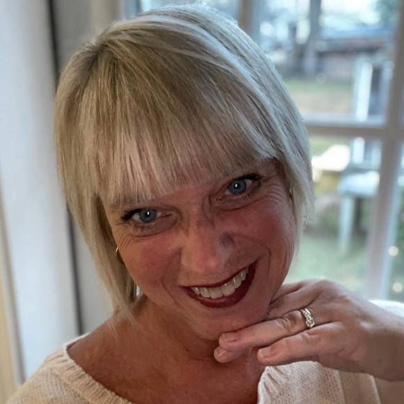 Profile Picture of Debbie Endris (@debendris) on Poshmark