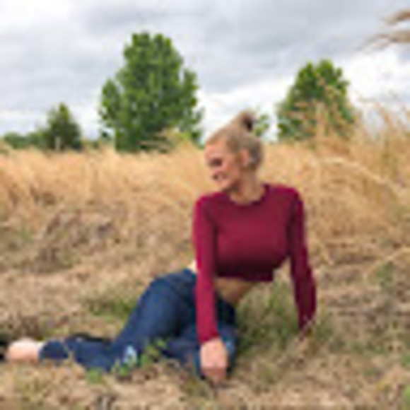 Profile Picture of Lindsay Vicars (@lnzk89) on Poshmark