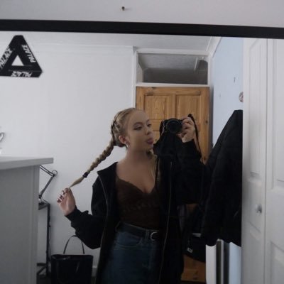 Profile Picture of Julia Maze (@juliamaze25) on Twitter