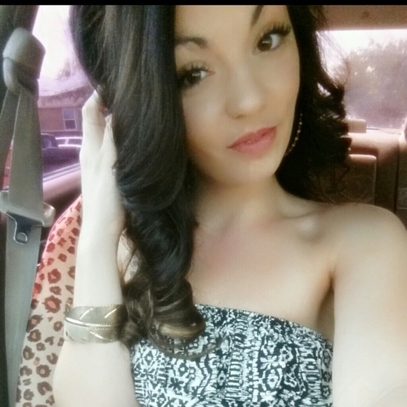 Profile Picture of Shey Borgstahl (@sborgstahl) on Poshmark