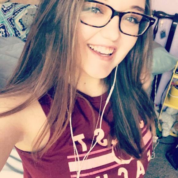 Profile Picture of Mary elise Vanpool (@mevpool) on Poshmark