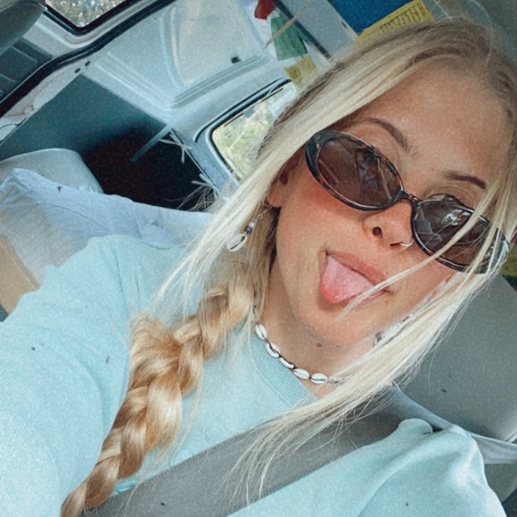 Zoë Becker - Poshmark Profile Picture of Zoë Becker (@zzzzbecker) on Poshmark