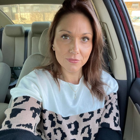 Profile Picture of Joanne Larusch (@joannelarusch) on Poshmark