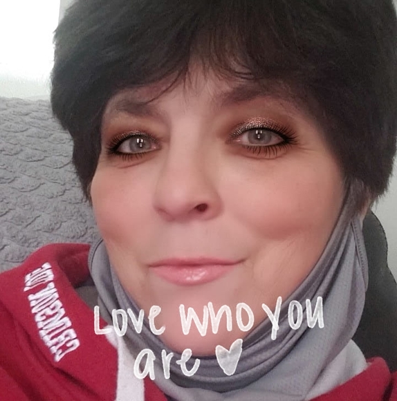 Profile Picture of Leanne Vance (@leanne69) on Poshmark