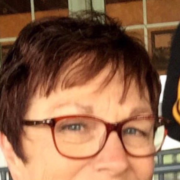 Profile Picture of Janette Strayer (@jlstrayer) on Poshmark