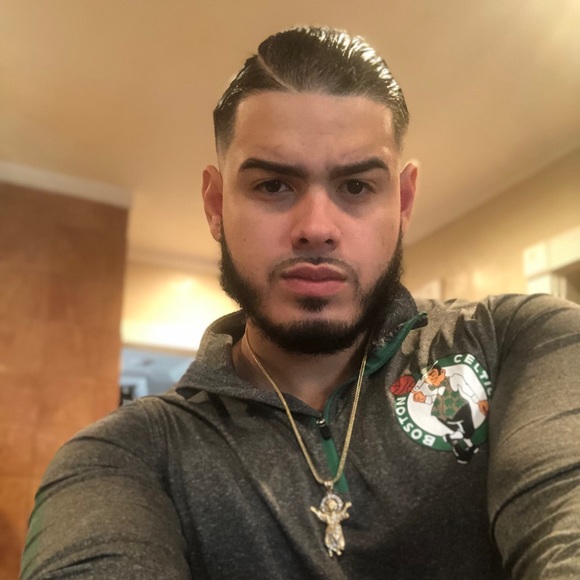 Profile Picture of Ariel Aviles (@aroel3146) on Poshmark