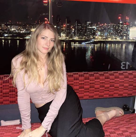 Profile Picture of Melissa Pearce (@mlp1010) on Poshmark