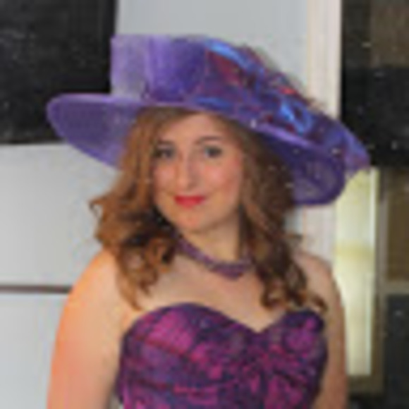 Profile Picture of Kathleen Angerbauer (@phleena) on Poshmark