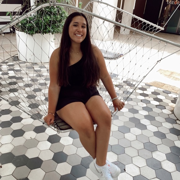 Profile Picture of Emma Qreitem (@emmaqreitem) on Poshmark