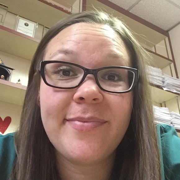 Profile Picture of Michelle Felten (@mfelten) on Poshmark