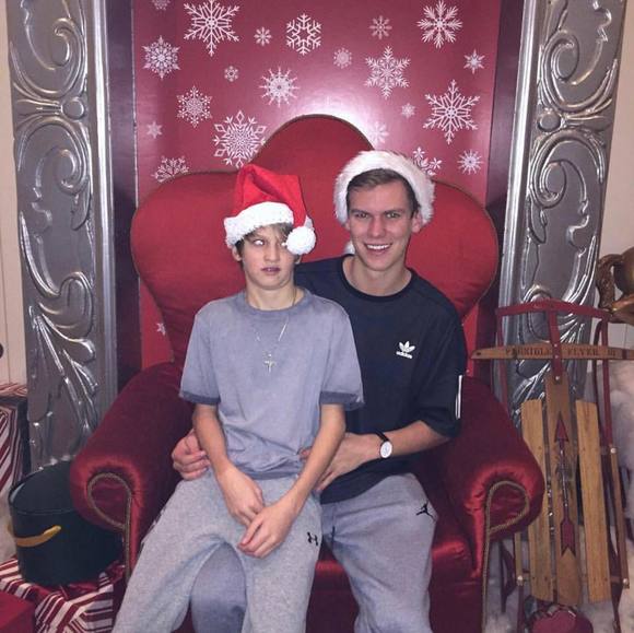 Profile Picture of Erik Mueller (@erikwhhy) on Poshmark