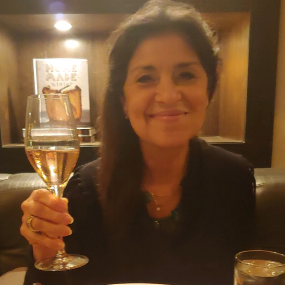 Profile Picture of Karen Tomich (@renewwardrobe) on Poshmark