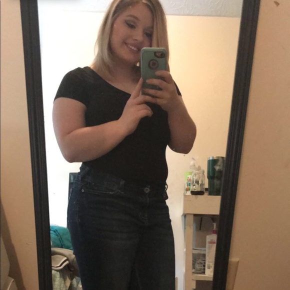 Profile Picture of Alexis Potts (@lexierin97) on Poshmark