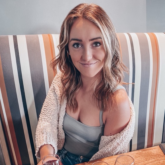 Profile Picture of Allison Pawlicki (@allisonpawlicki) on Poshmark