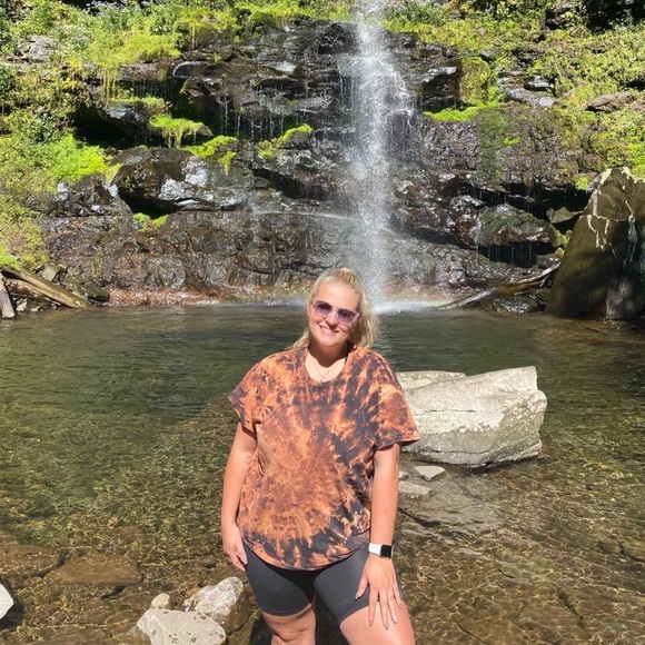 Profile Picture of Taylor Crinnion (@taylorcrin) on Poshmark