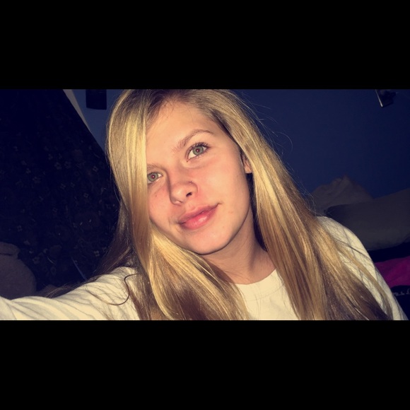 Profile Picture of Hailey Getson (@haileygetson) on Poshmark