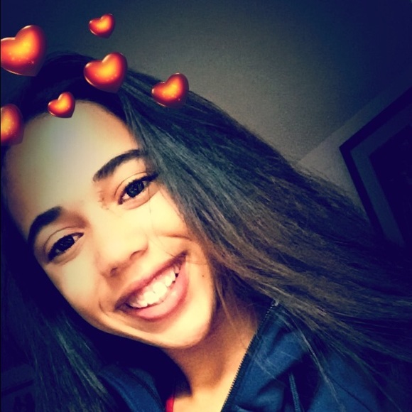 Profile Picture of Violet Fields (@renay_000) on Poshmark