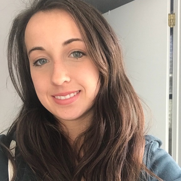 Profile Picture of Lara Miller (@lara_miller) on Poshmark