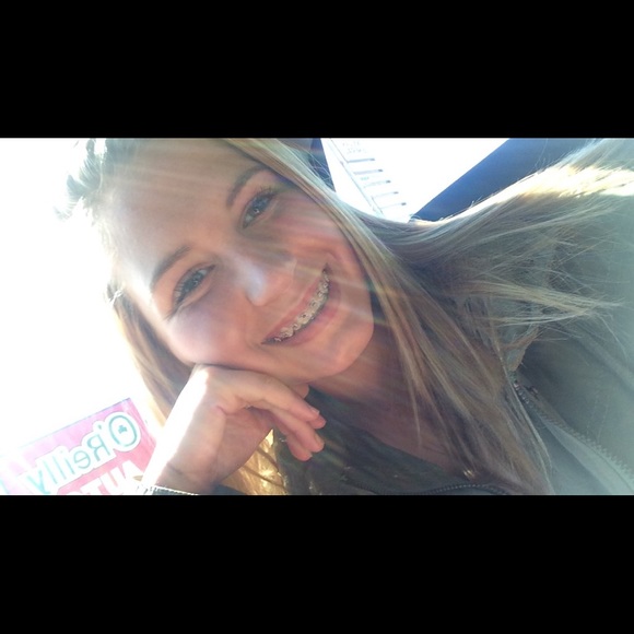 Profile Picture of Ava Summers (@woahitsava) on Poshmark