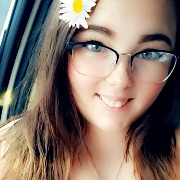 Profile Picture of Vanessa Moody (@vanessalee93) on Poshmark