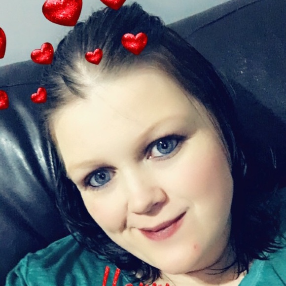 Profile Picture of Leeann Bates (@lbates20) on Poshmark