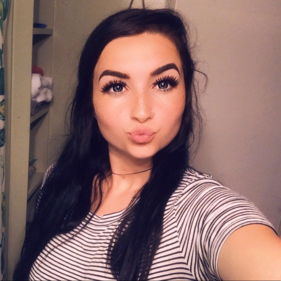 Profile Picture of Erin Farley (@erinrfarley) on Poshmark