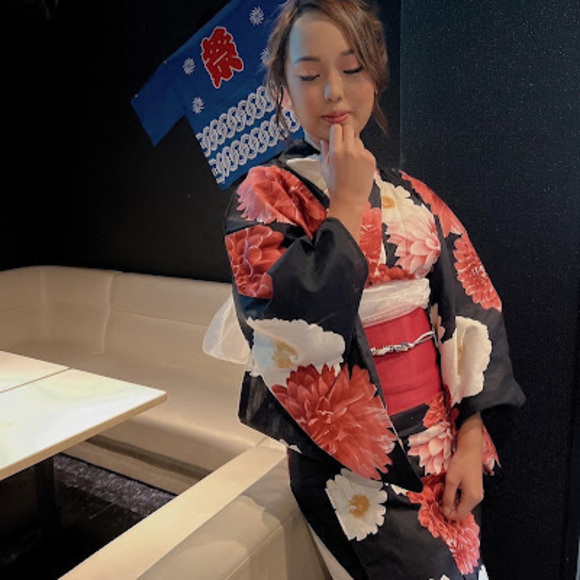 Profile Picture of Lisa Takahashi (@lisaonishi0416) on Poshmark