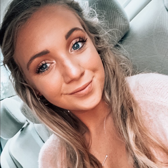 Profile Picture of Emalee Smith (@emmkay17) on Poshmark