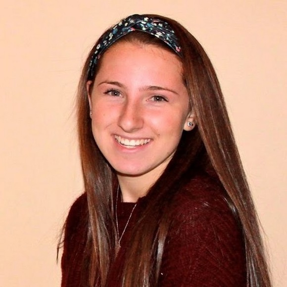 Profile Picture of Chelsea Fertig (@chelseafertig2) on Poshmark