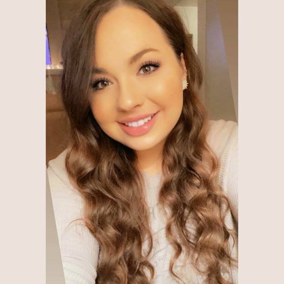 Profile Picture of Caralyn Snippert (@caralyns) on Poshmark