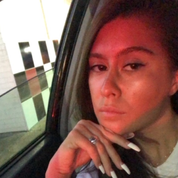 Profile Picture of Chloe Marentic (@shmodee) on Poshmark