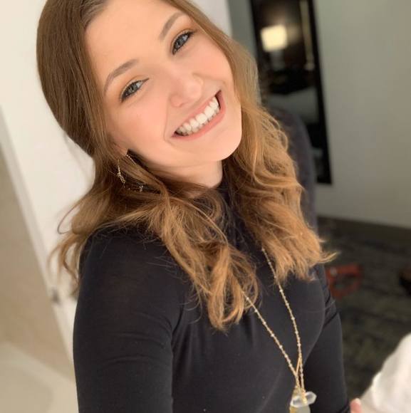 Profile Picture of Ashlyn Blotner (@ashlynblotner) on Poshmark