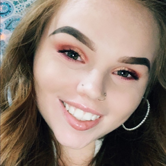 Profile Picture of Laney Lukenbach (@laneywaney292) on Poshmark