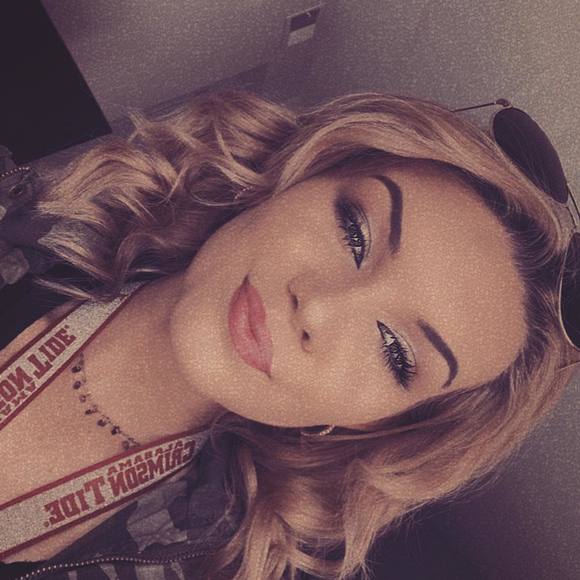 Profile Picture of Arianda Austin (@ariandaaustin) on Poshmark