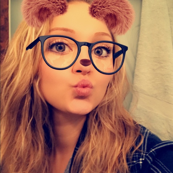 Profile Picture of Deanna Hoeffler (@defelix10) on Poshmark