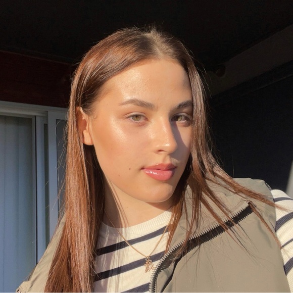 Profile Picture of Sofiia Dykhno (@sofiiadykhno) on Poshmark