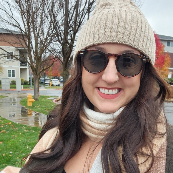 Profile Picture of Holly Winzeler (@hollywinzeler) on Poshmark