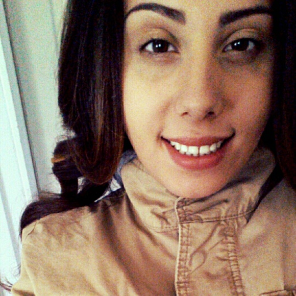 Profile Picture of Melanie Serrano (@hellomel) on Poshmark