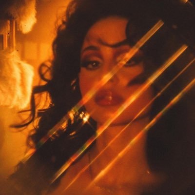 Profile Picture of ˗ˏˋspooky Lesᴴ ˊˎ˗ (@goIdenhoax) on Twitter