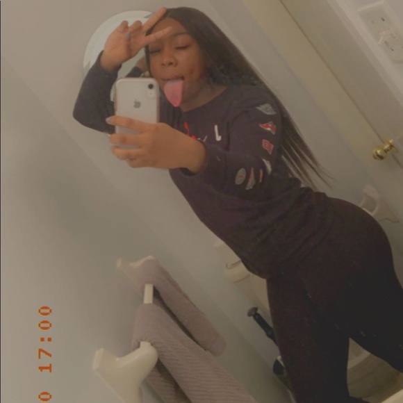 Tamia Sutton - Poshmark Profile Picture of Tamia Sutton (@tamia_sutton) on Poshmark