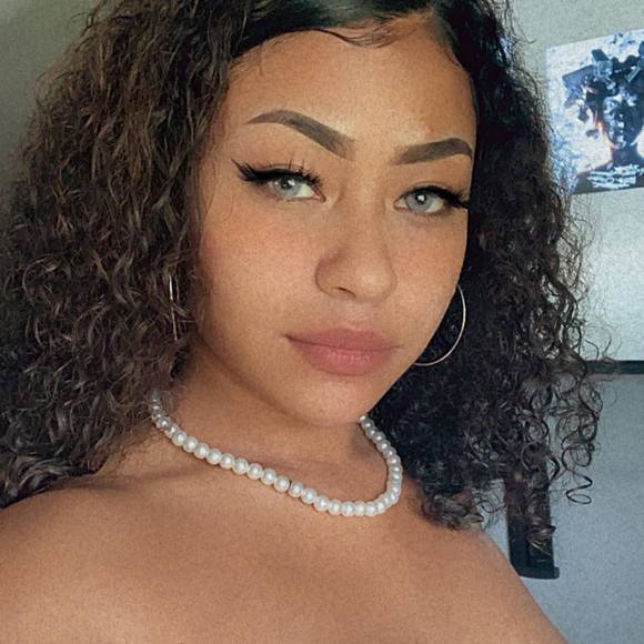 Profile Picture of Ariel Salgado (@rebelliousyuri) on Poshmark