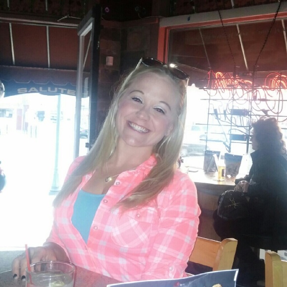 Profile Picture of Robin Hemmeter (@robinh0626) on Poshmark