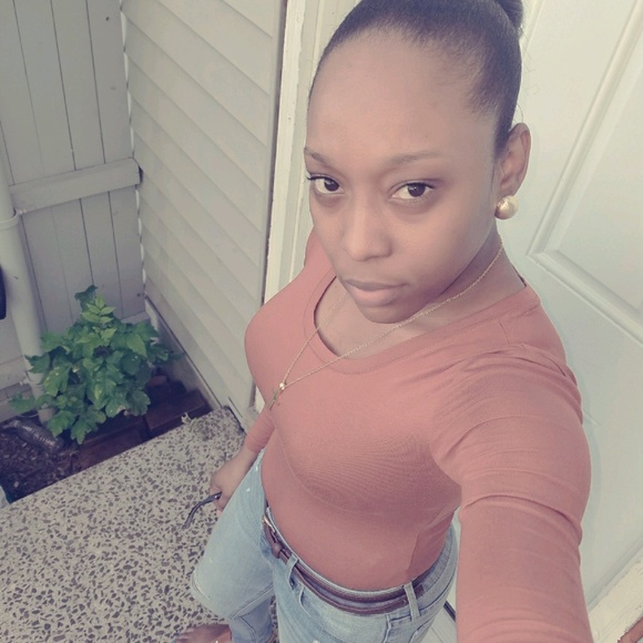 Profile Picture of Calecia Wedderburn (@cwshannan) on Poshmark