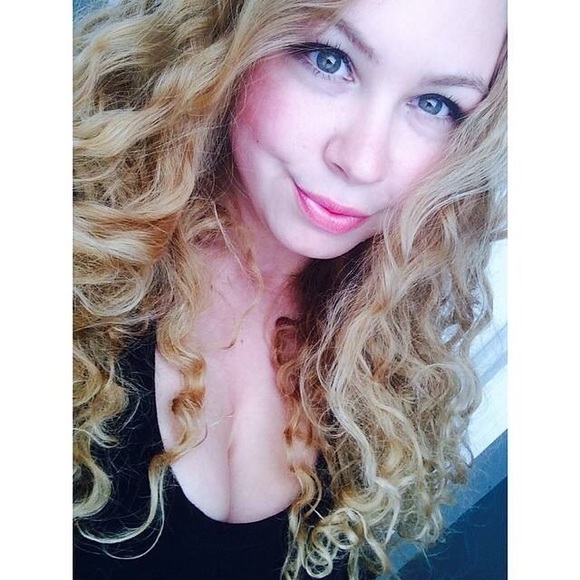 Profile Picture of Stephanie Kinderman (@stephaniemariaa) on Poshmark