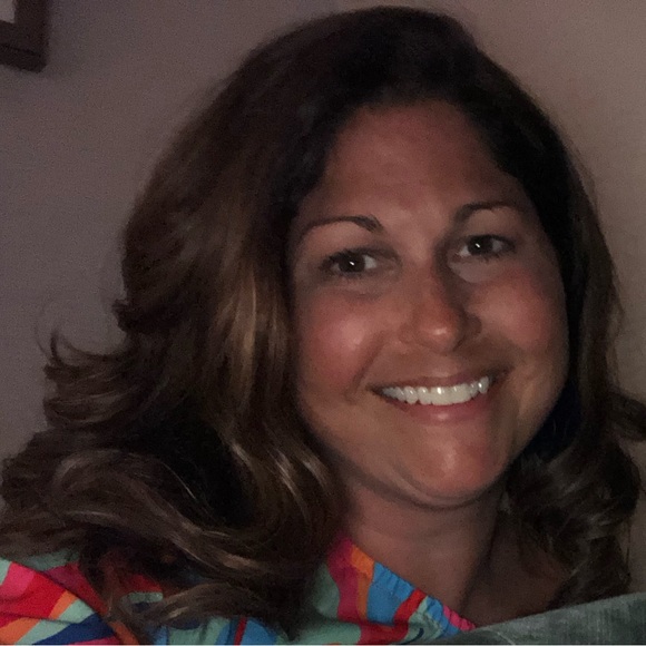 Profile Picture of Alicia Pinney (@aliciapinney) on Poshmark