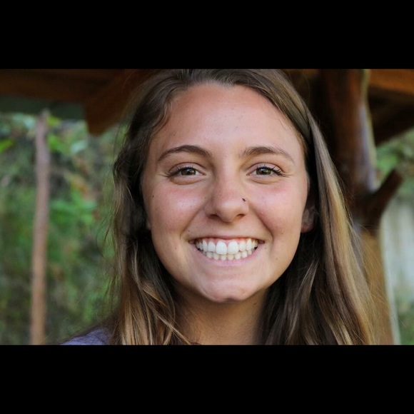 Profile Picture of Bri Schnitzlein (@brischnitzzz) on Poshmark