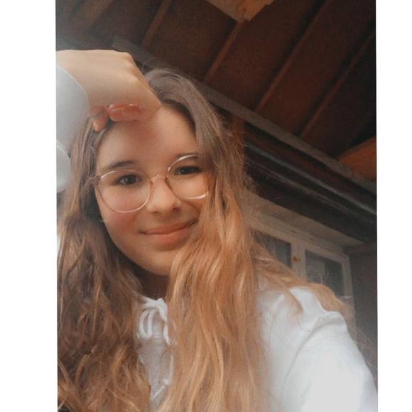 Profile Picture of Elizabeth Dubuc (@elizabeth_dubuc) on Poshmark