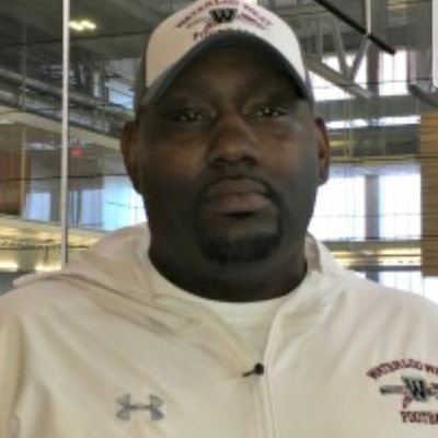 Profile Picture of Lonnie Moore (@OldBallCoach87) on Twitter