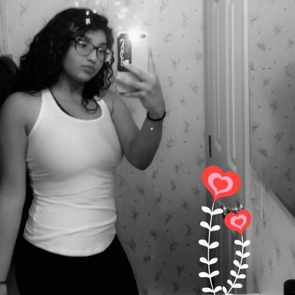 Profile Picture of Noelie Benavides (@benavidesnf) on Poshmark