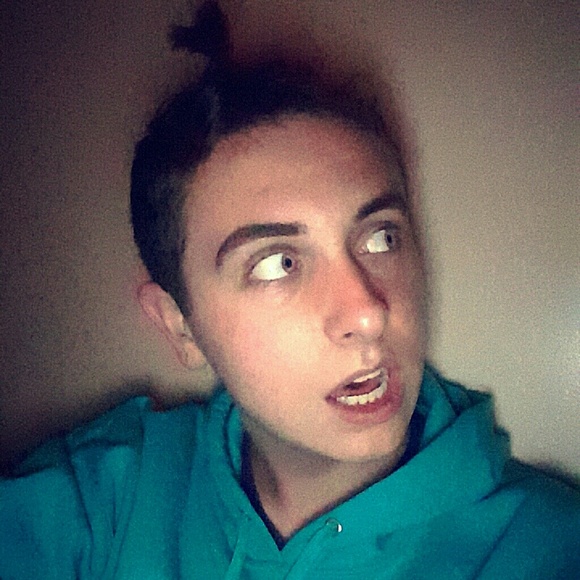 Profile Picture of Matt Waring (@mattwari) on Poshmark